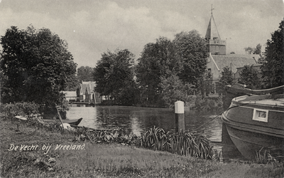 14937 Gezicht op de Vecht in de bebouwde kom te Vreeland uit het zuidwesten; met rechts de overtuinen, loofbomen en ...